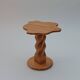 Table d'appoint en pin sculptée à la main, vintage et unique.