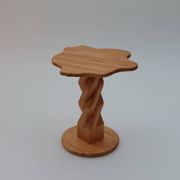 Table d'appoint en pin sculptée à la main, vintage et unique.