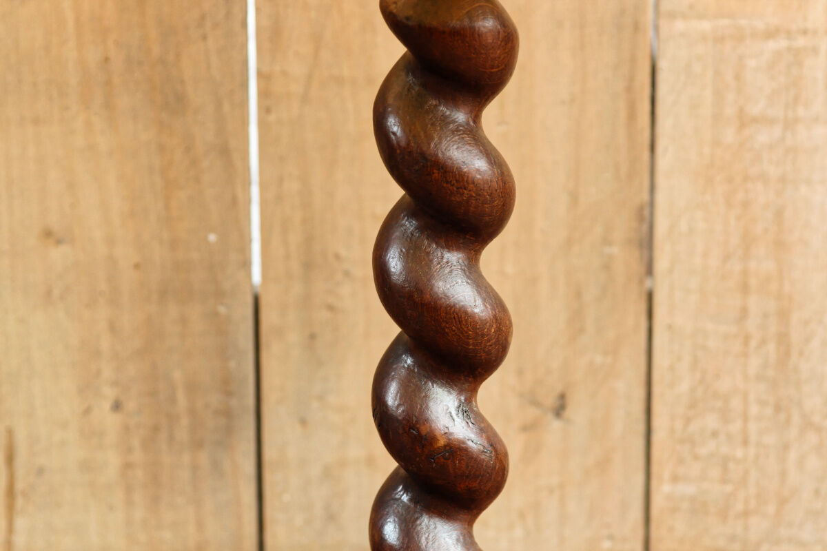 Twisted foot lamp carved in oak