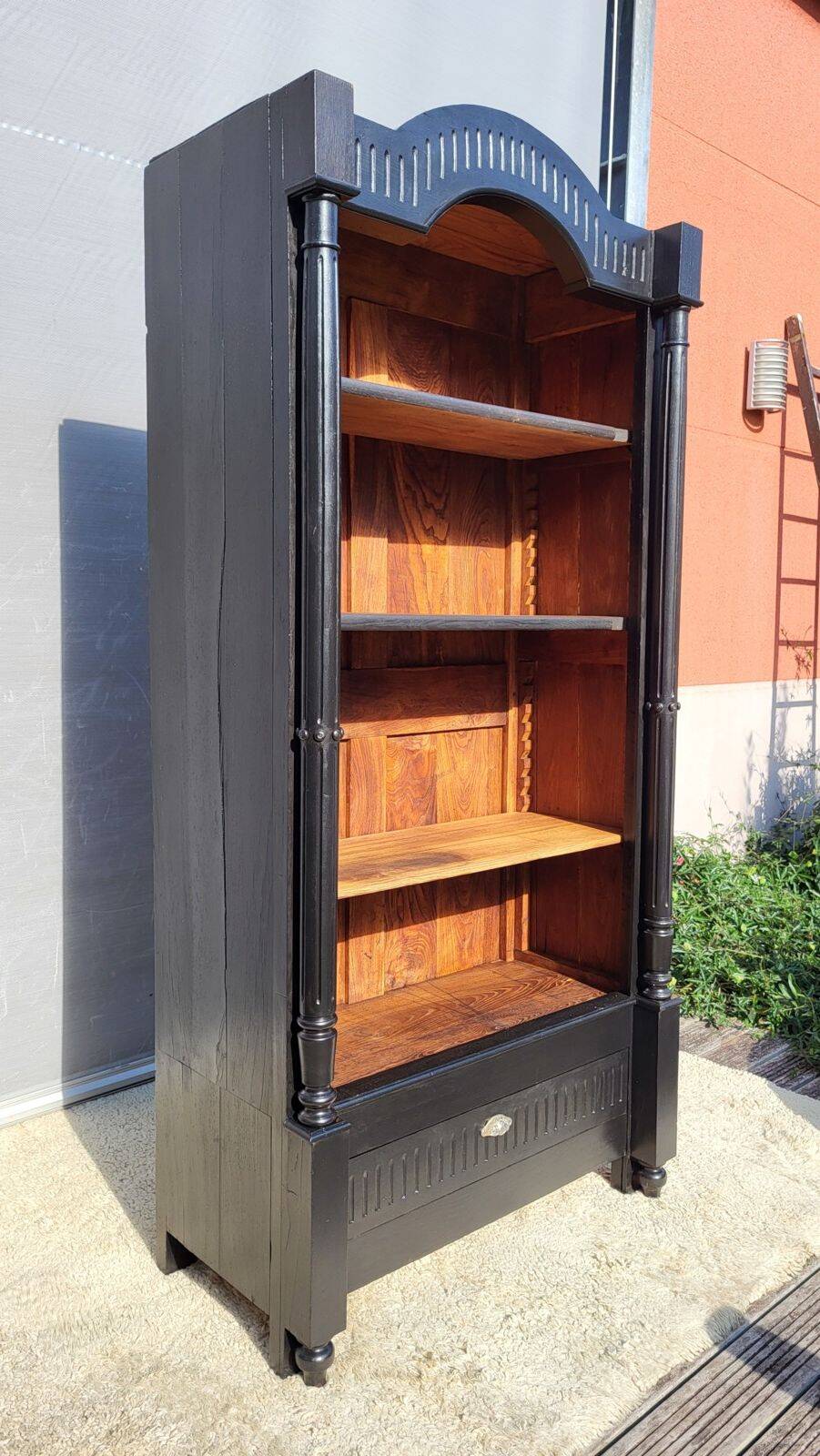 Monumental library with black two-tone oak.