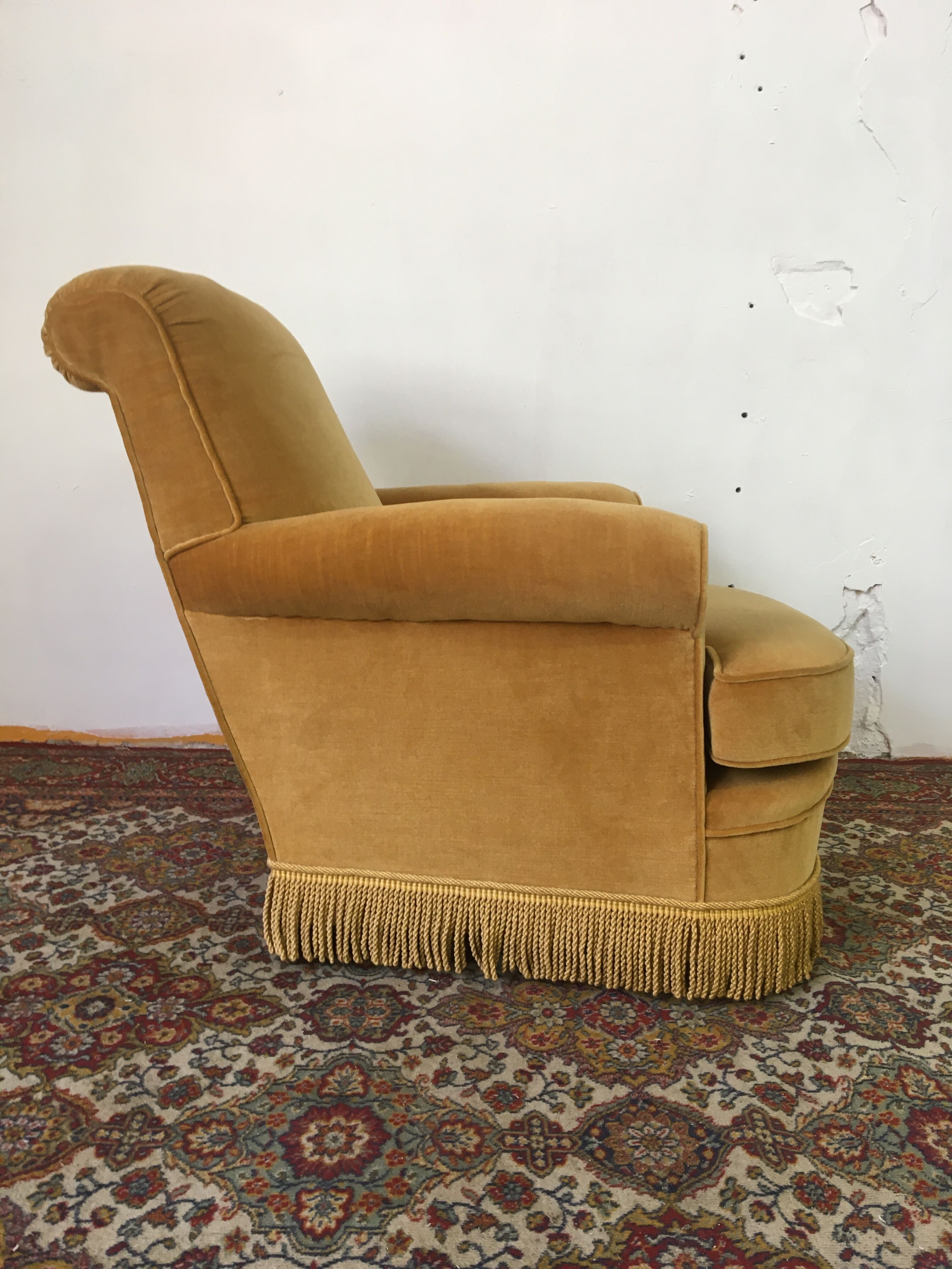 Large-format toad chair