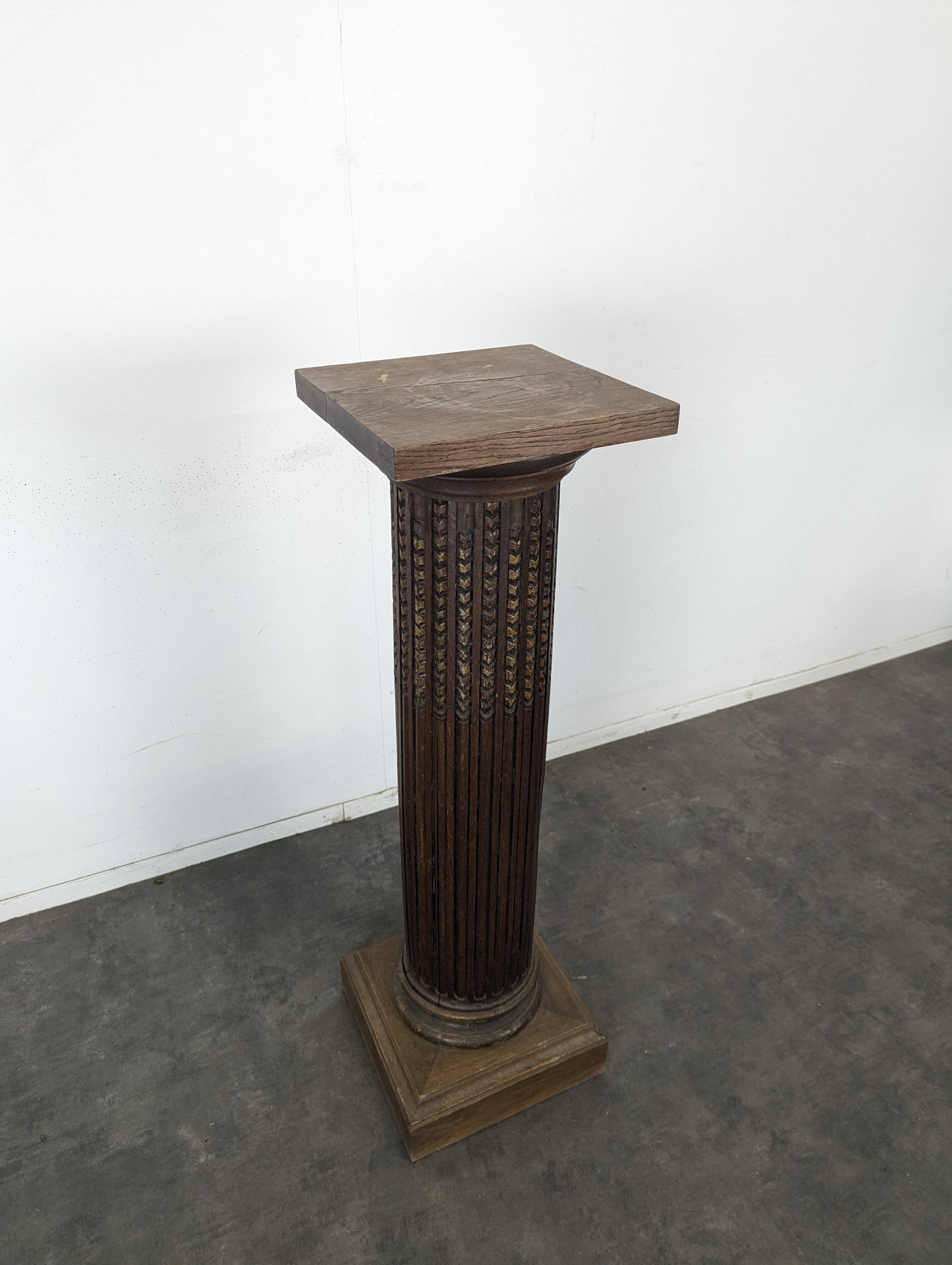 Colonne cannelée en chêne sculpté à plateau carré