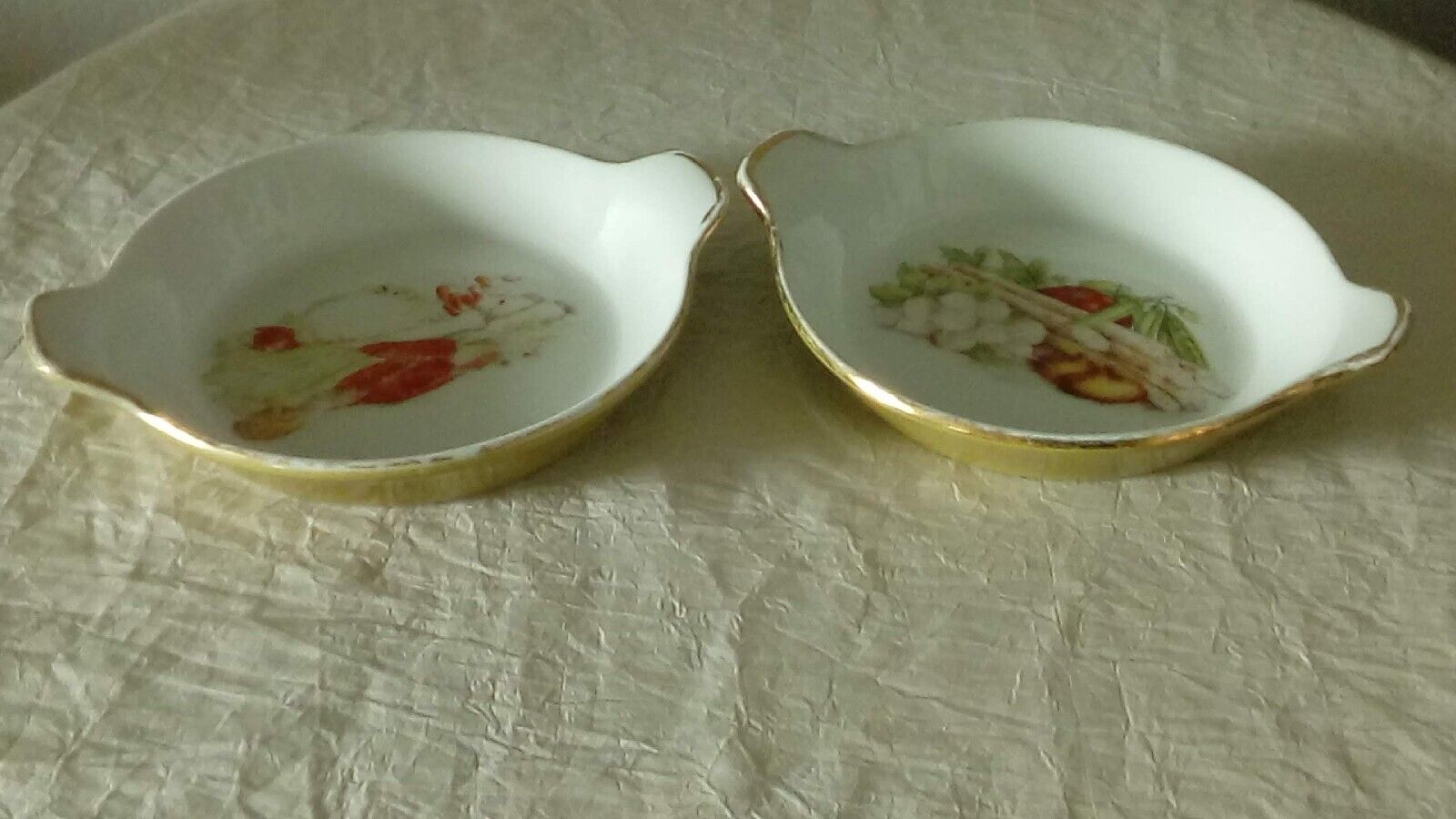 Porcelain egg dishes