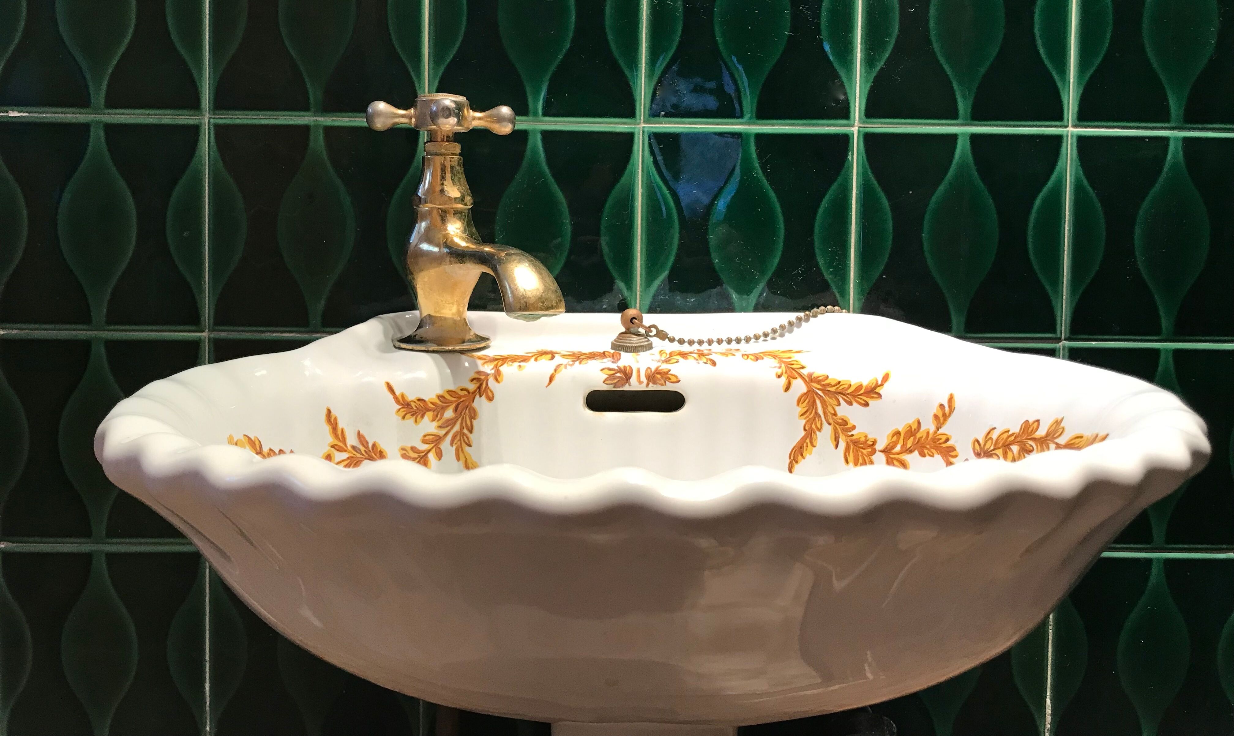 VINTAGE SHELL WASHBASIN SET PORCELAIN OF PARIS SHELVES BASIN AND TOWEL RACK