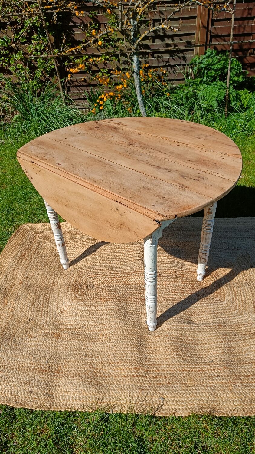 Antique patinated round table – wooden top