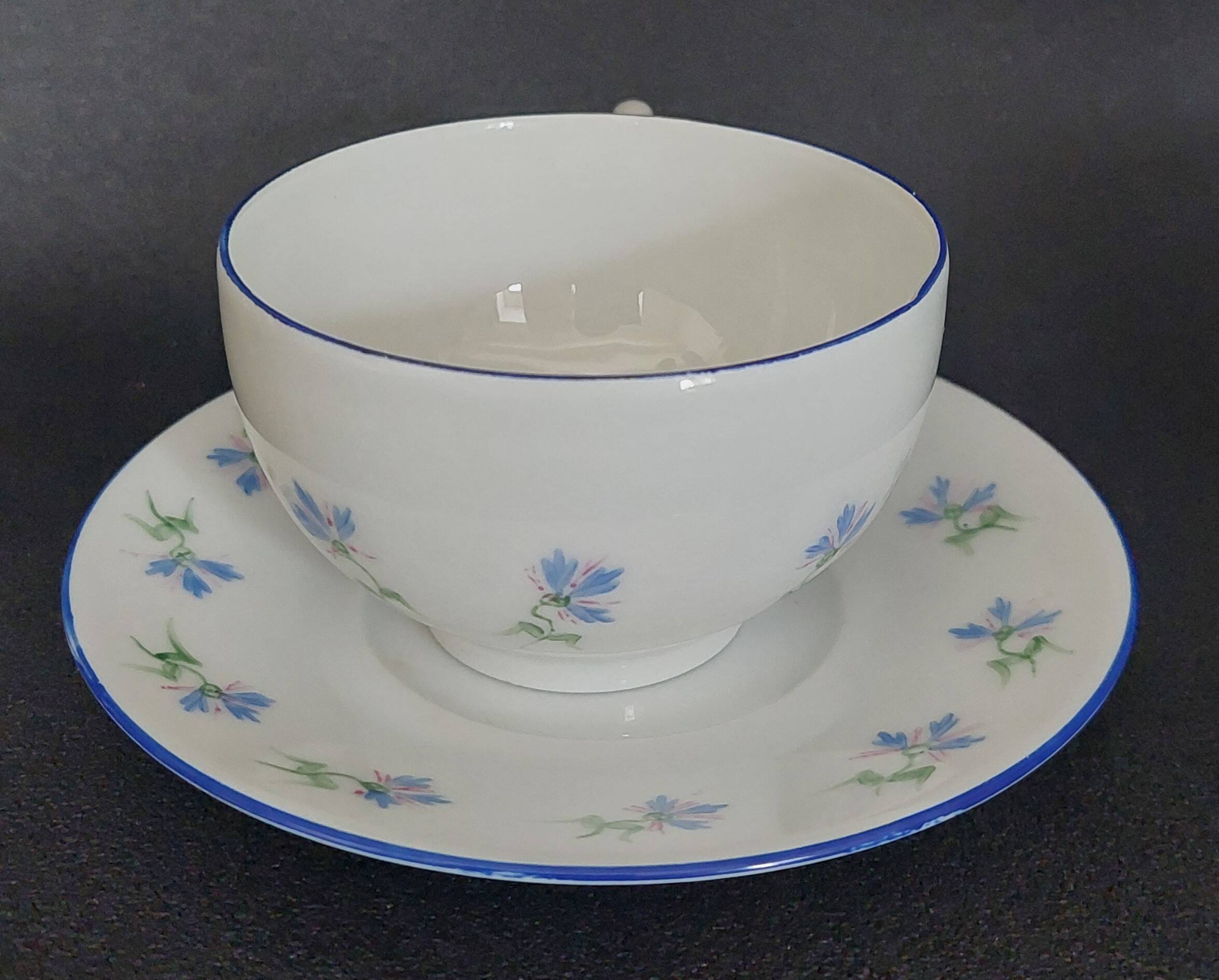 Tasse en porcelaine décor aux barbeaux peint à la main A.M