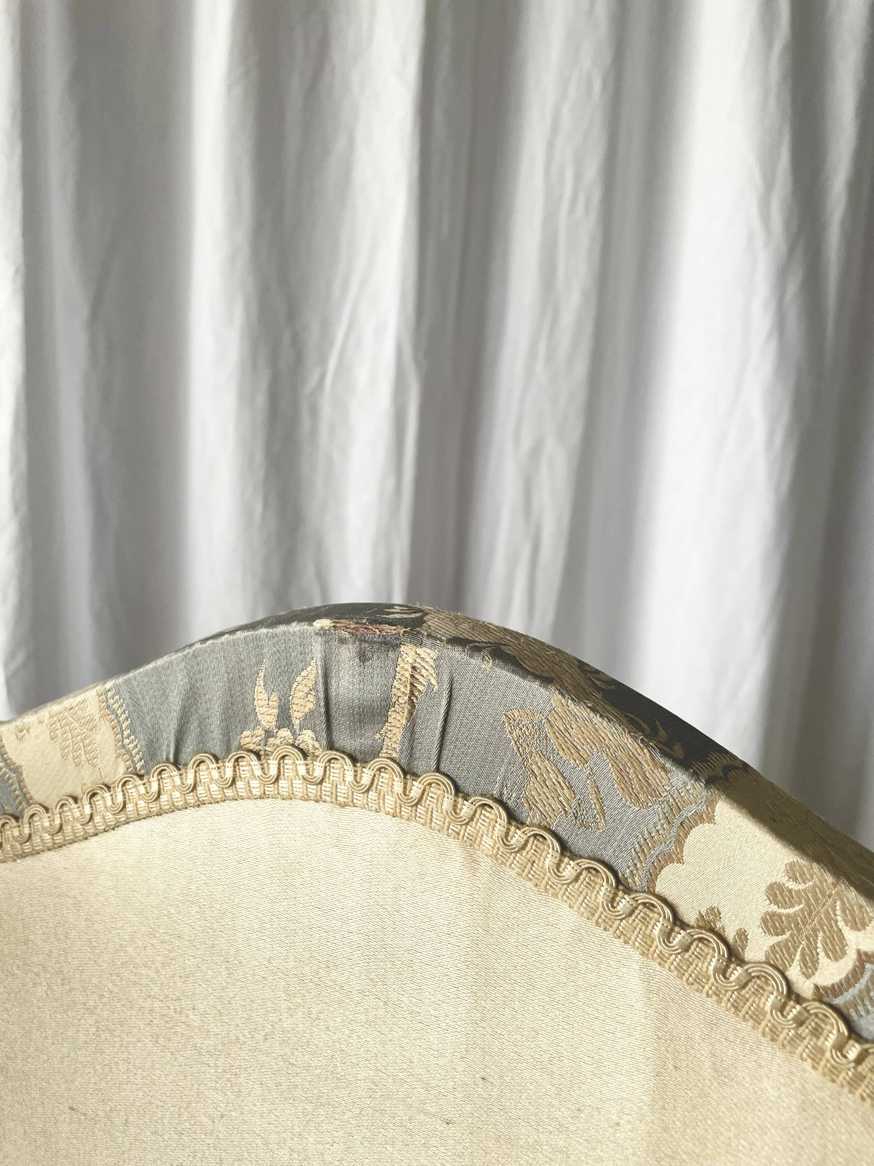 Antique Chinoiserie-style screen from the early 20th century in damask silk.