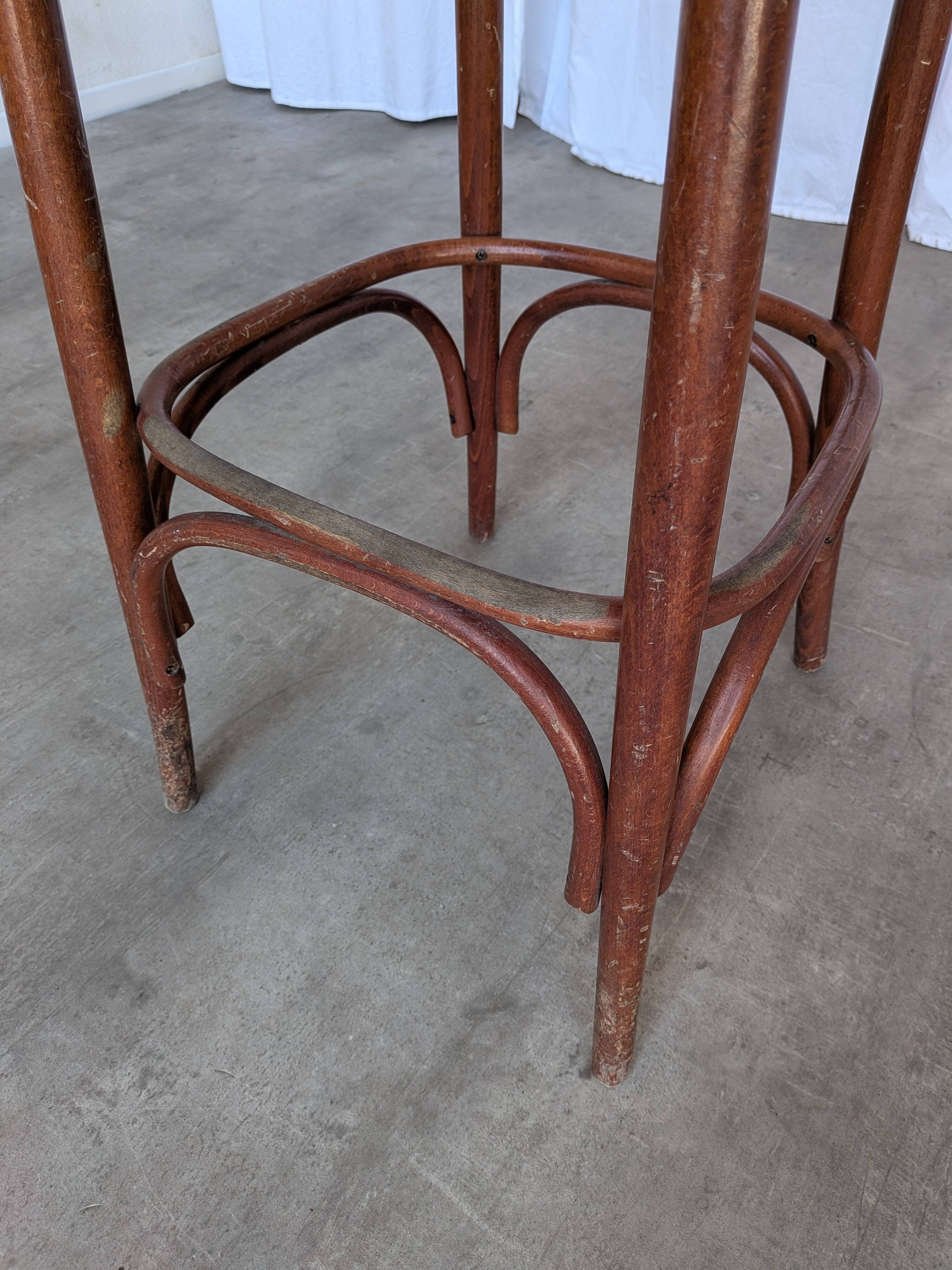 Fauteuil de bar de style Thonet Irish Pub / Siège en simili cuir rouge, milieu du siècle