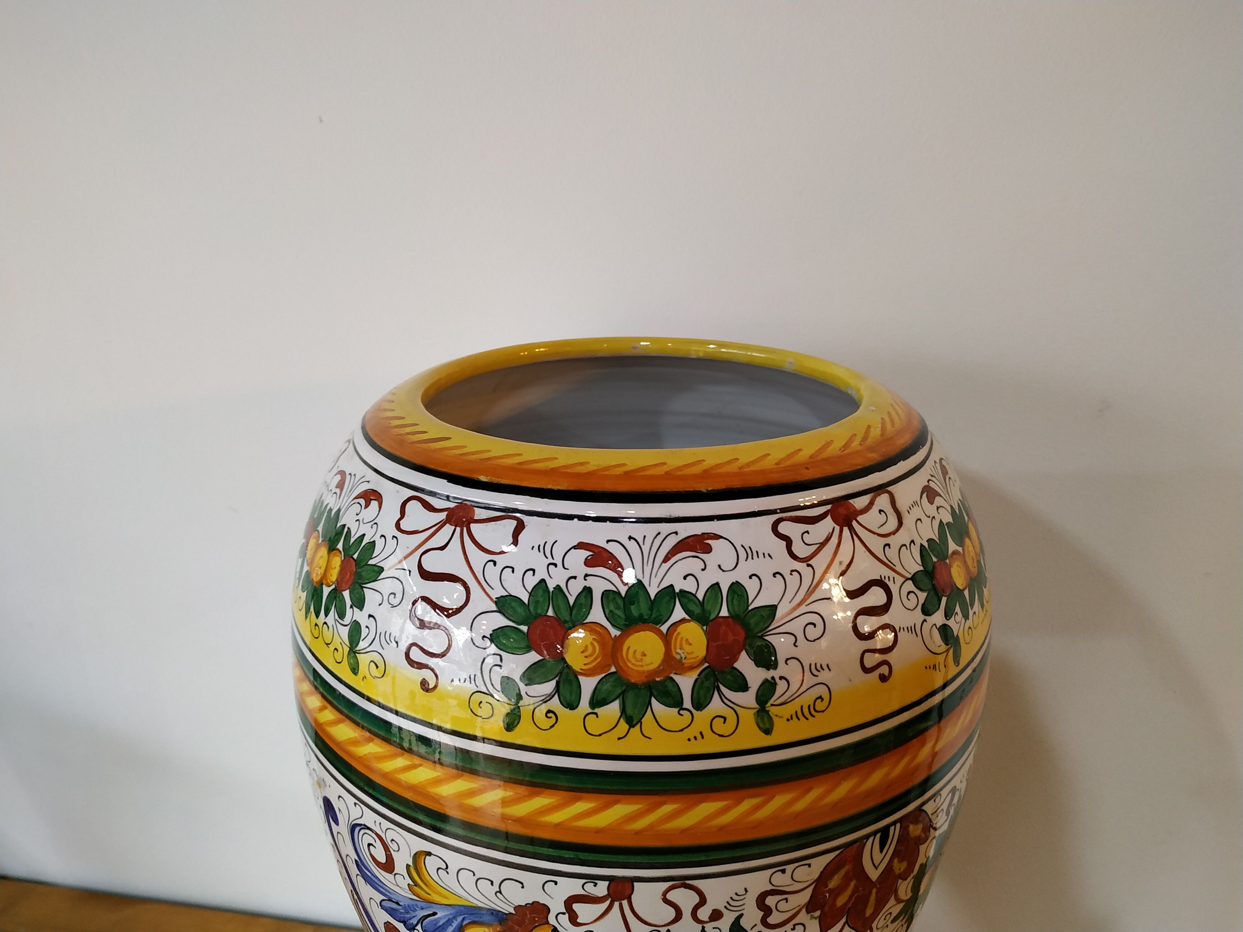 Vase in Italian majolica