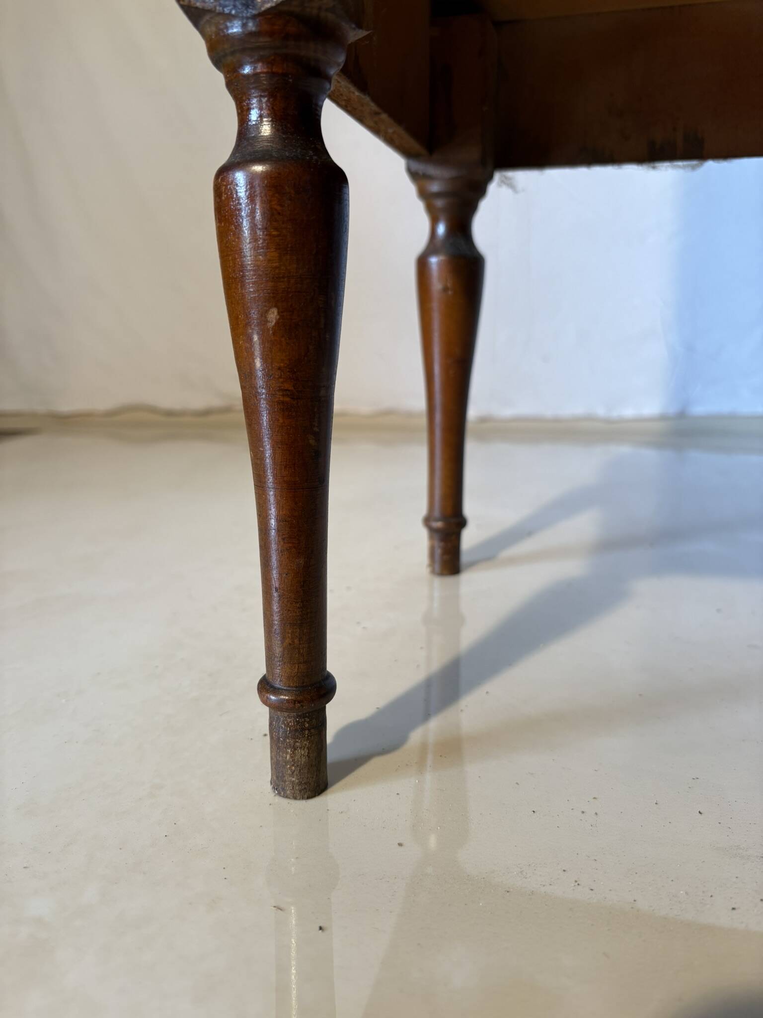 Vintage wooden magazine rack – curved lines and tapered legs