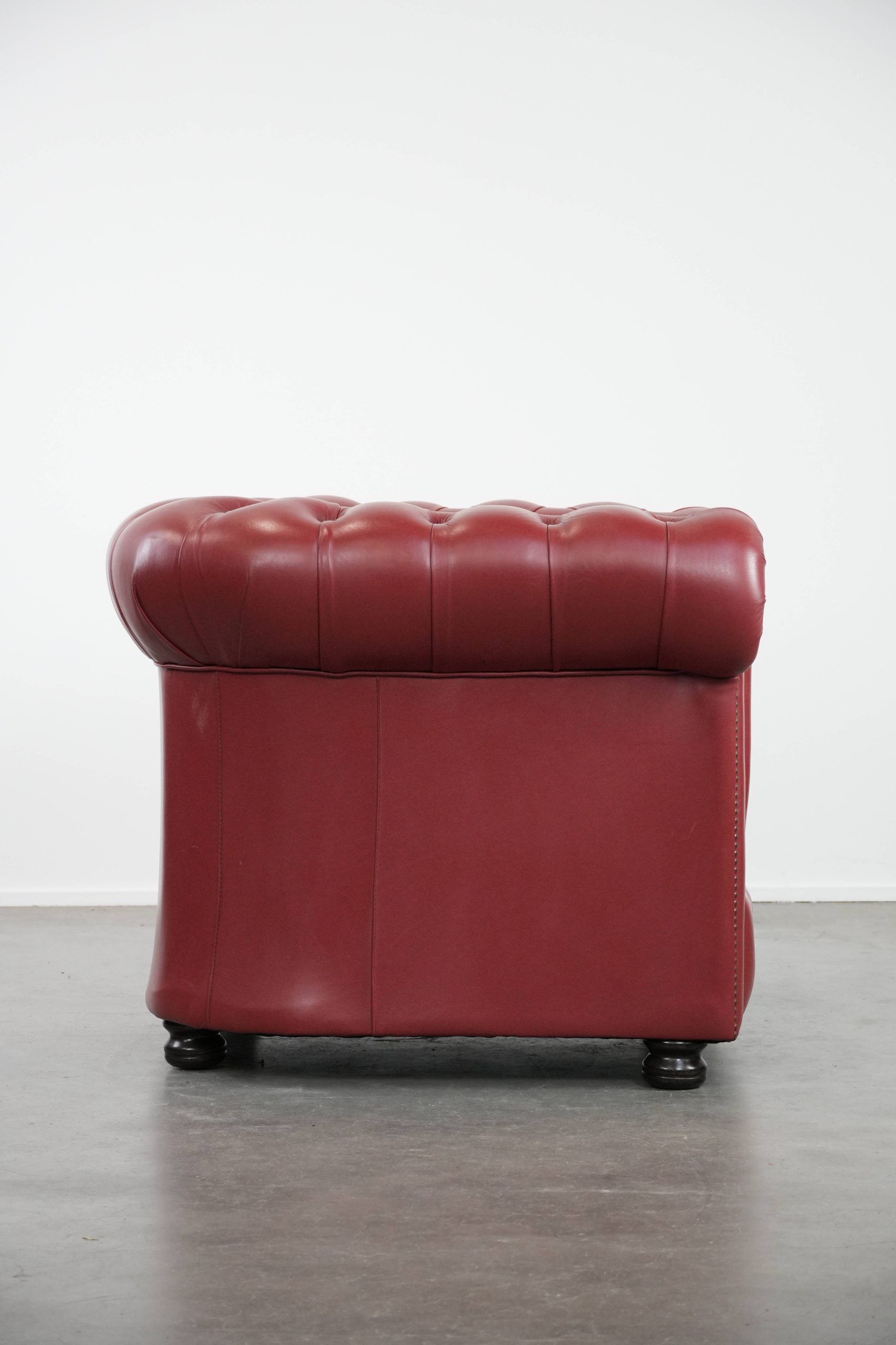 Amazing English cowhide Chesterfield armchair in a stunning red colour