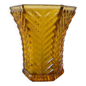 Vase art deco en verre ambré moulé
