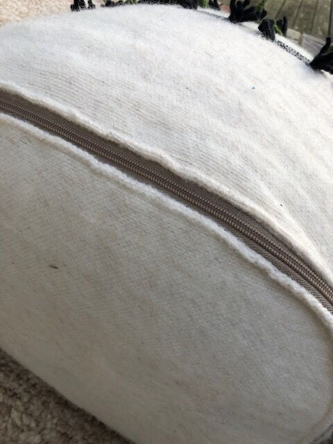 Pouf de sol en laine "a cheval"