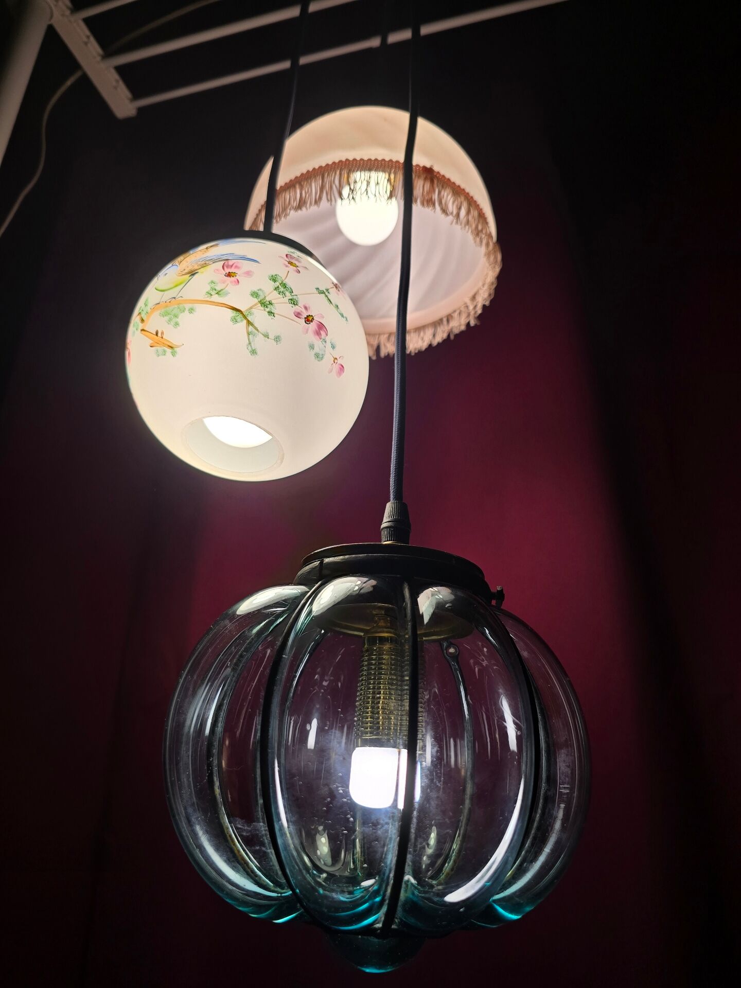 Suspension cascade triple globes anciens verre et opaline
