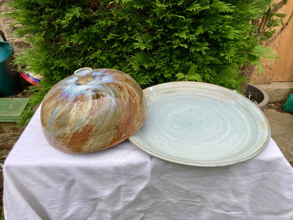 Ancienne cloche a fromage avec son plateau en céramique signature à identifier