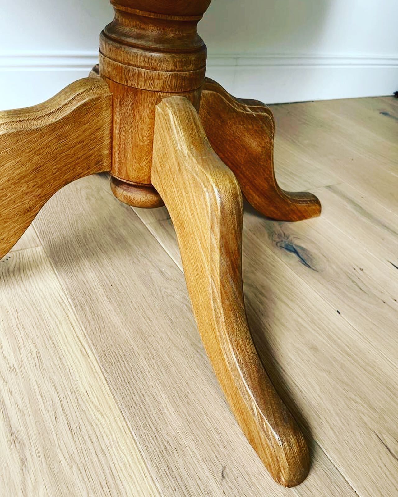 Round table in extendable solid oak