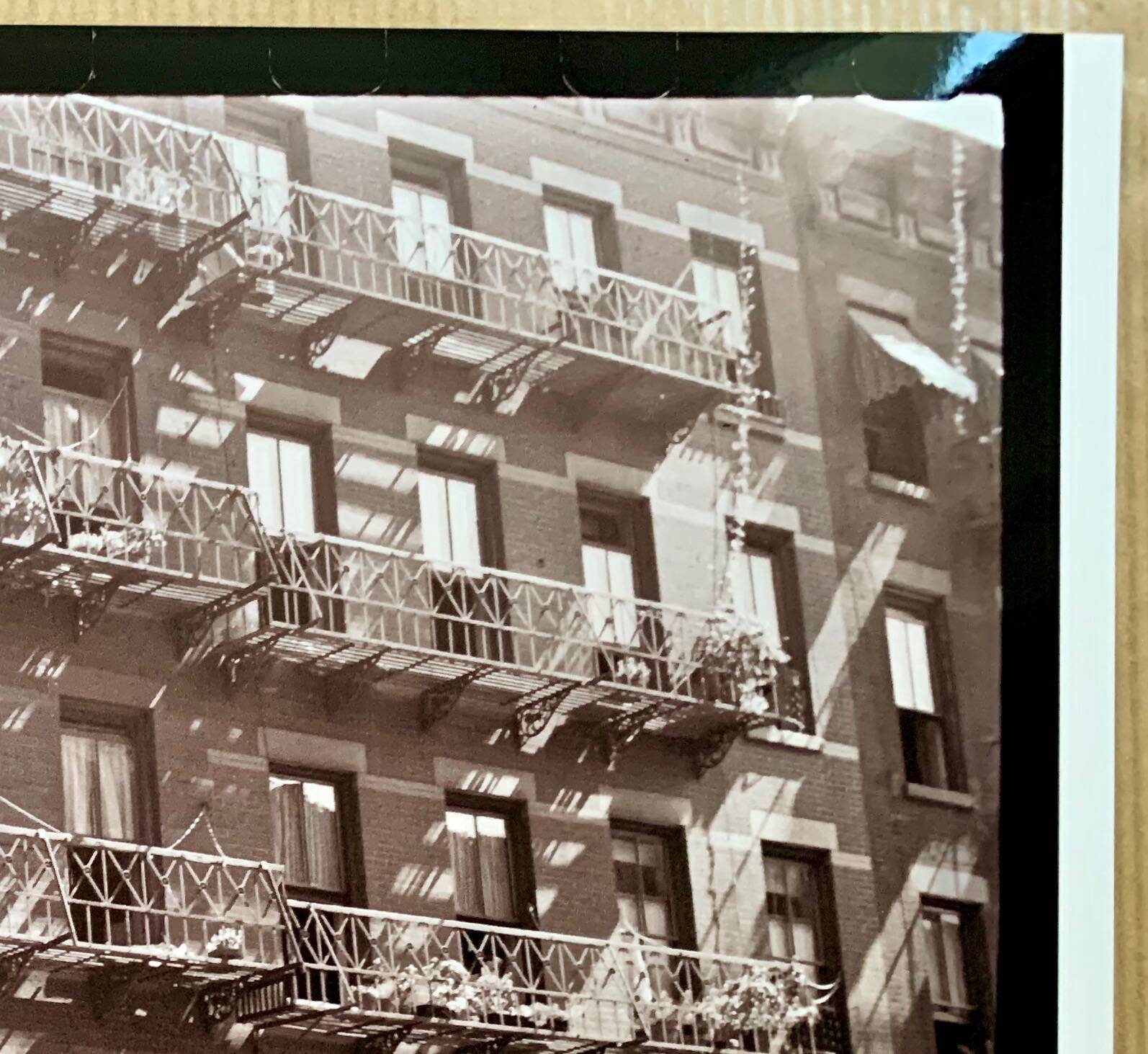 Typical urban façade of 1930s New York — The soul of old Manhattan