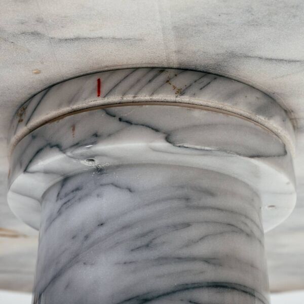 Table à manger ronde en marbre blanc dans le style d'Angelo Mangiarotti