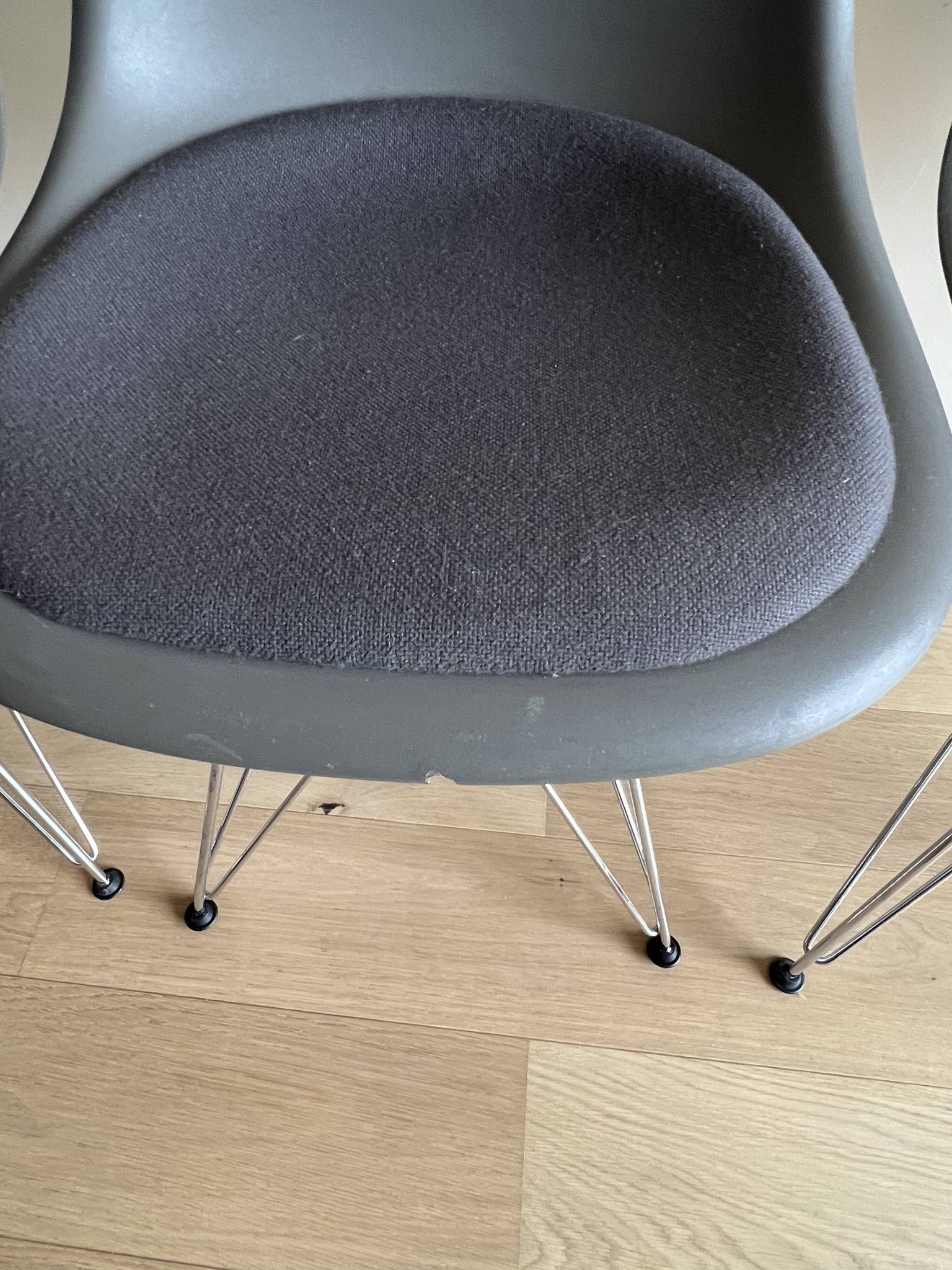 Lot of 4 original Eames DSR chairs by Vitra – with cushion