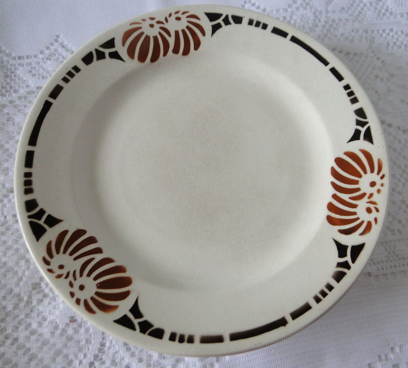 Round flat on foot shower faience art deco ennege 1929