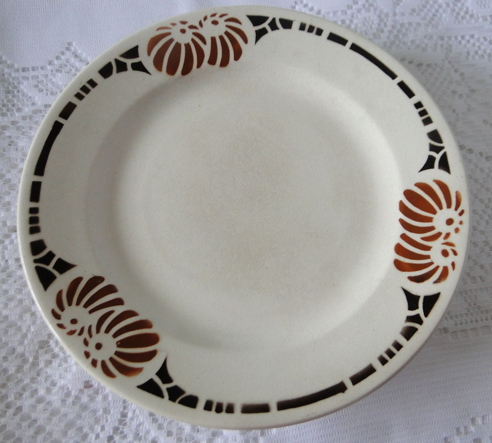 Round flat on foot shower faience art deco ennege 1929