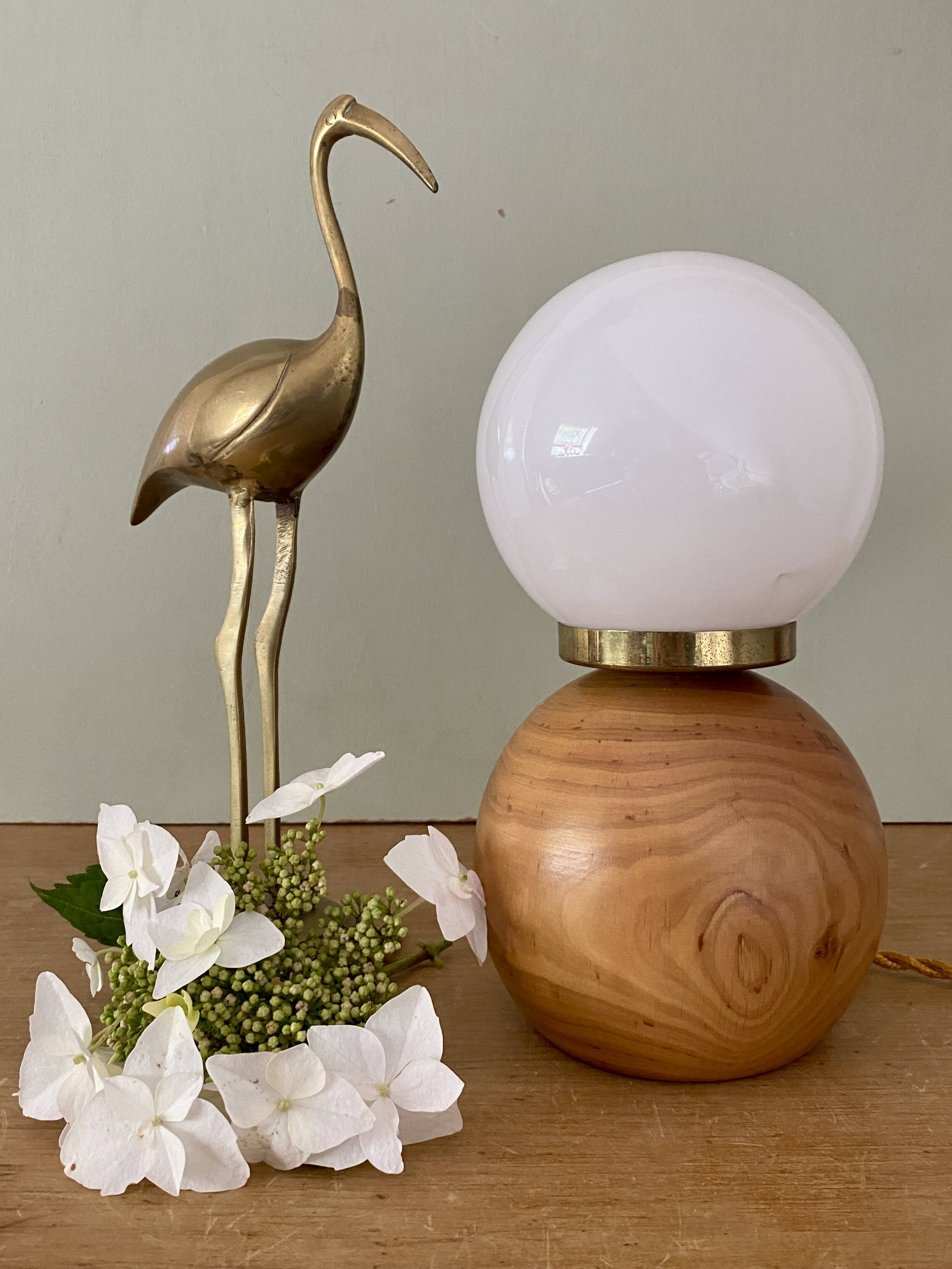 Lampe vintage opaline blanche et bois