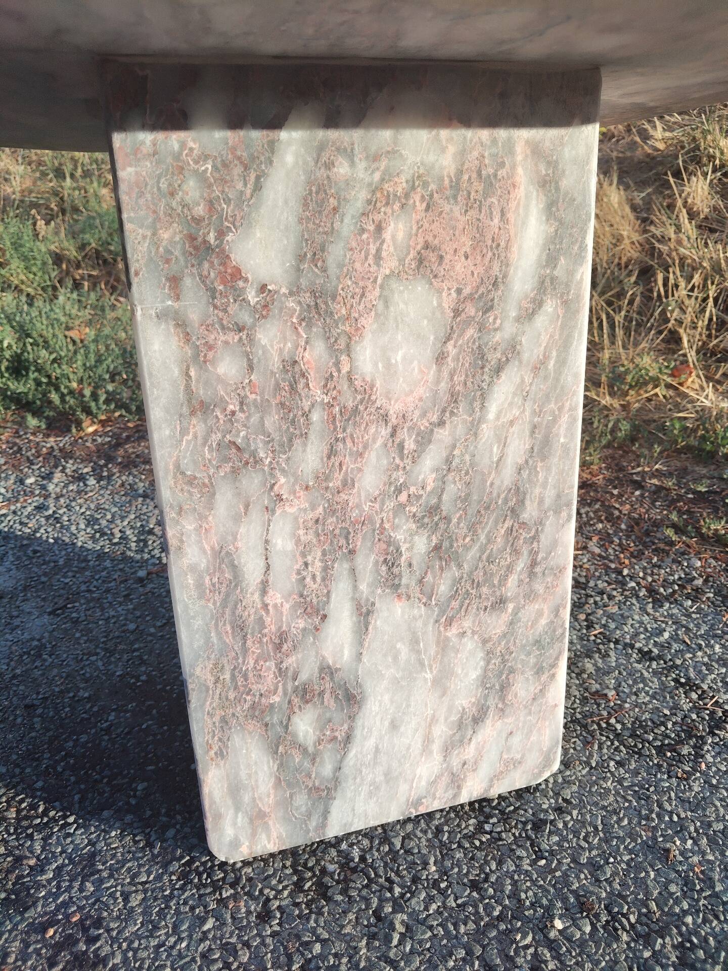 Sculptural coffee table in grey and pink marble – Vintage 1970s/1980s