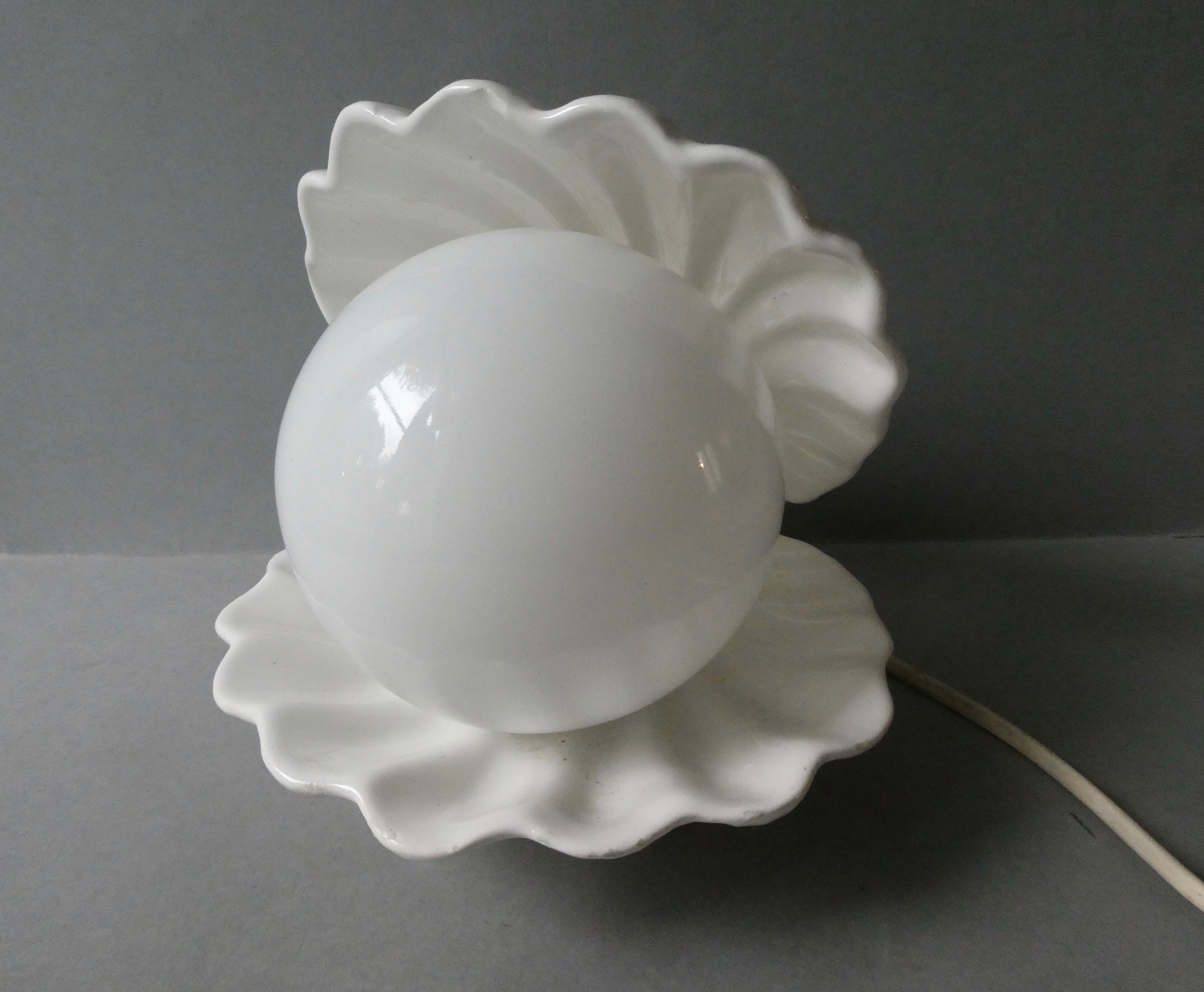 Shell lamp in white ceramic and opaline, 80s