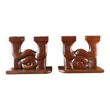Paire de bougeoirs art déco en bois sculpté, signés Delaporte