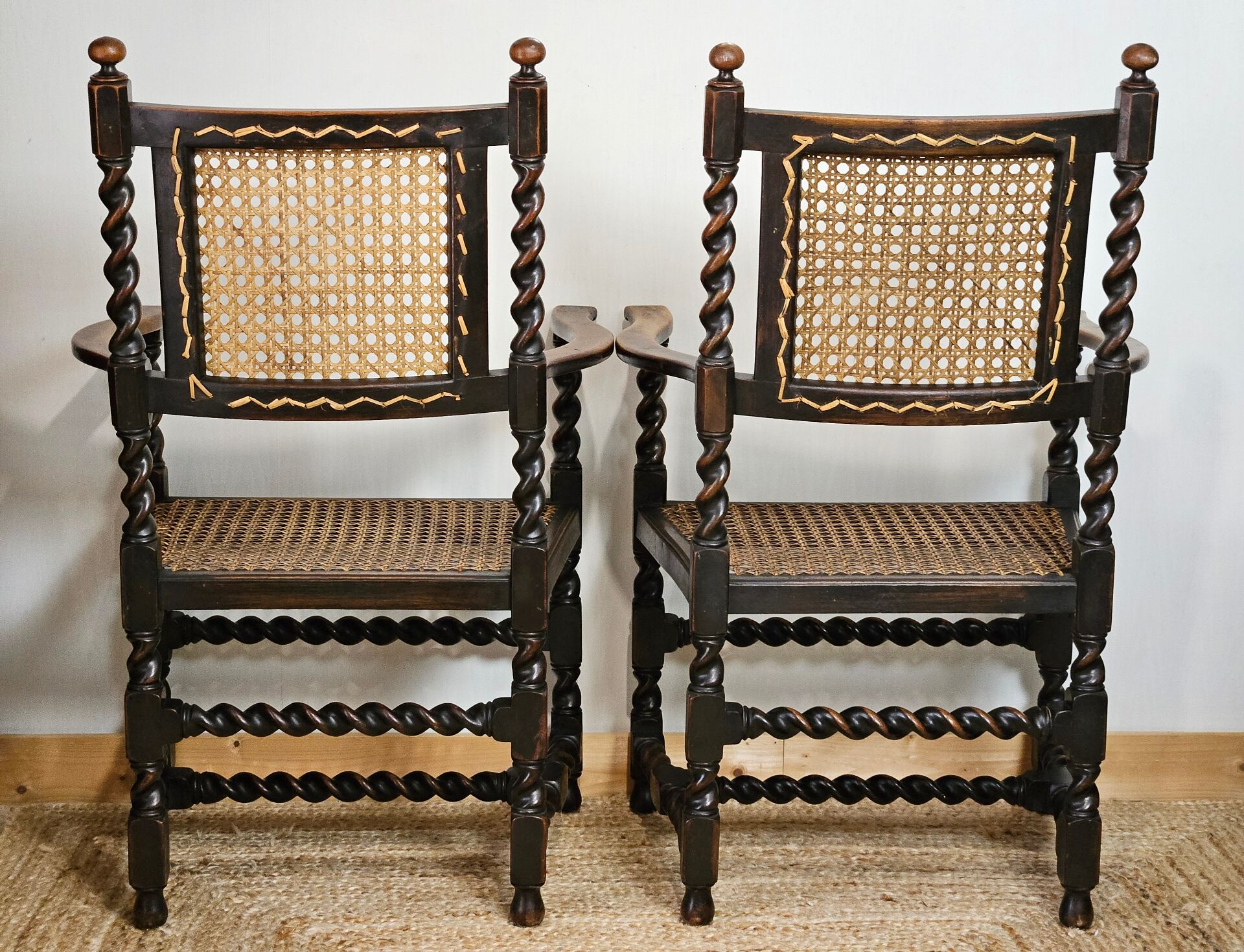 Paire de fauteuils canneés style Louis XIII anciens