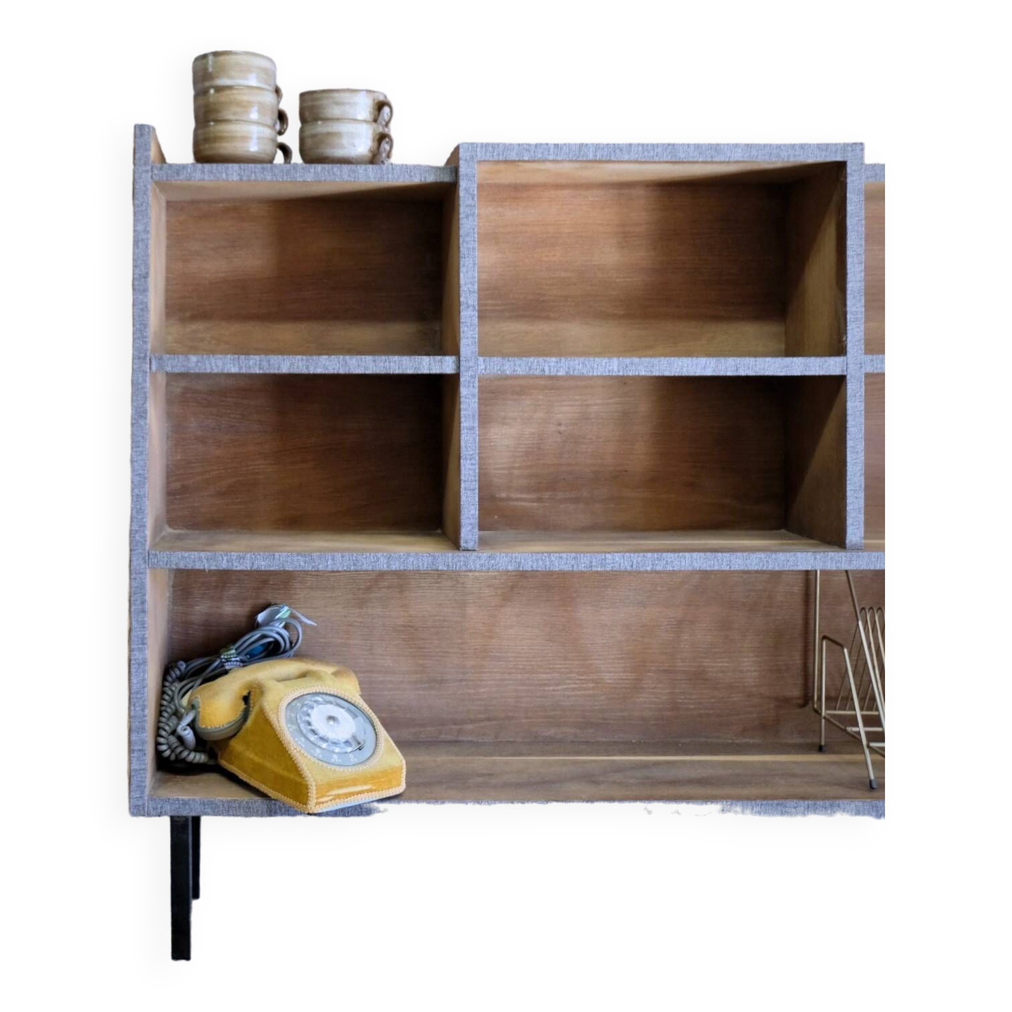 Asymmetrical shelf with lockers on feet