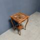 Table d'appoint en bois sculpté antique et élégant