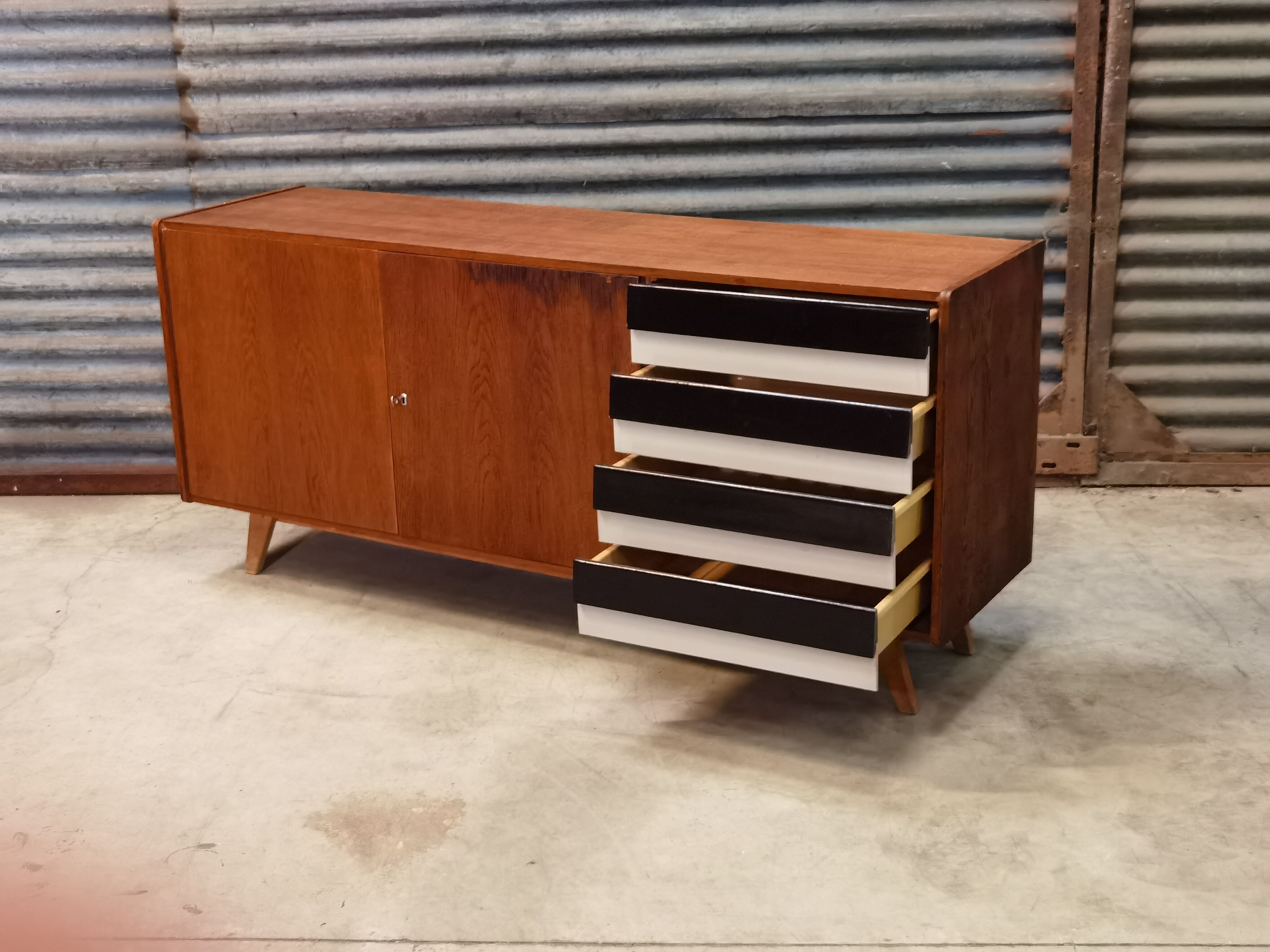 Enfilade U-460 de Jiri Jiroutek par Interier Praha