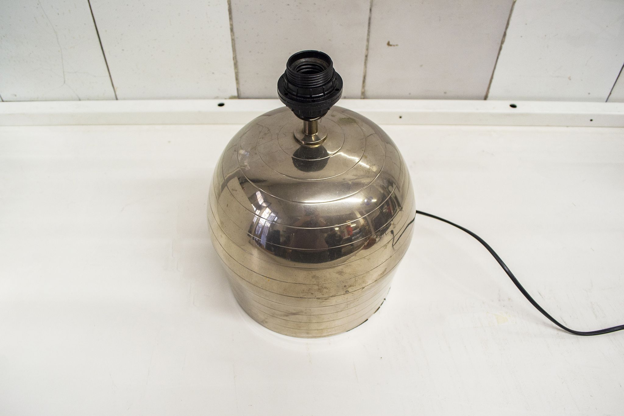 Lampe de table en métal chromé années 70 italie
