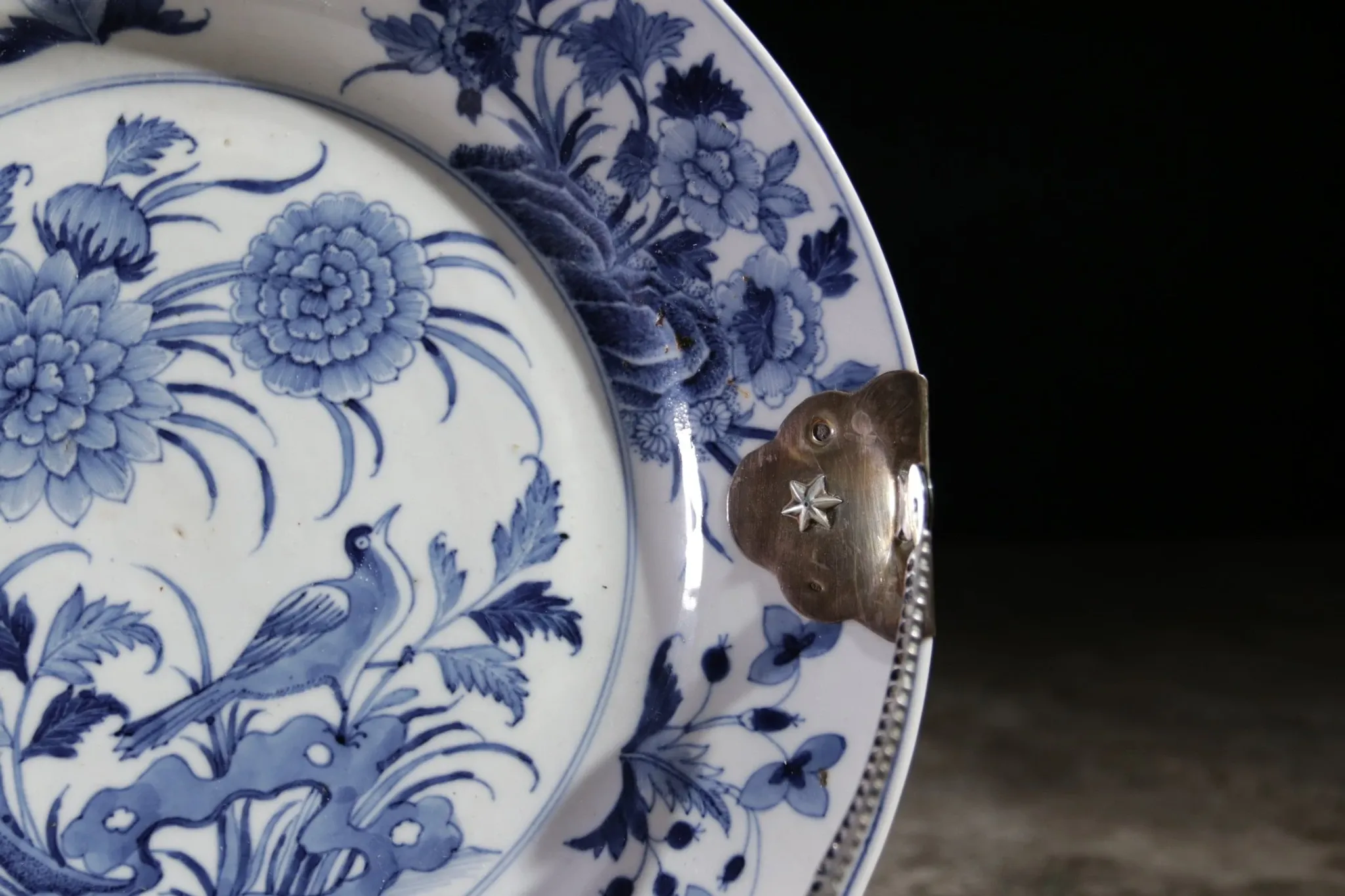 Chinese Kangxi blue and white plate with silver handle – ca. 1700
