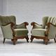 Fauteuil danois des années 1960, velours vert, bois de chêne sculpté.