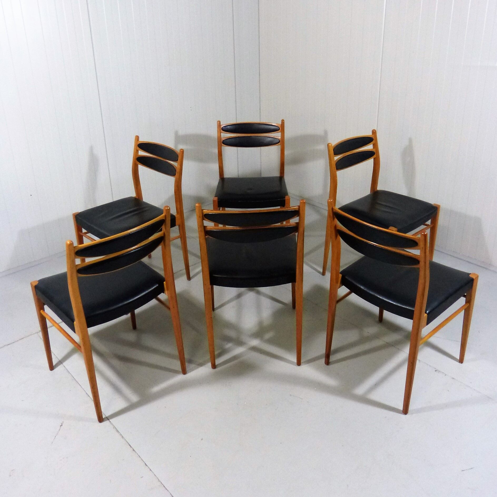 Set of 6 dining chairs in beech & black leather 1960’s