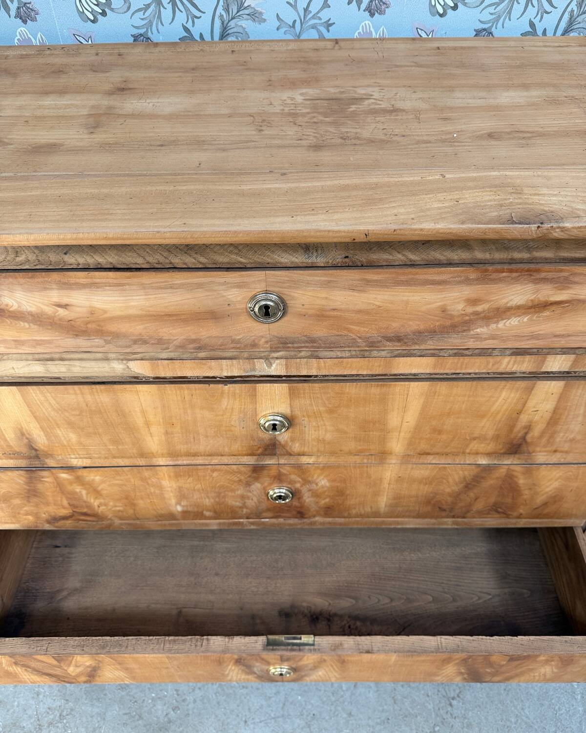 Antique walnut chest of drawers (renovated)