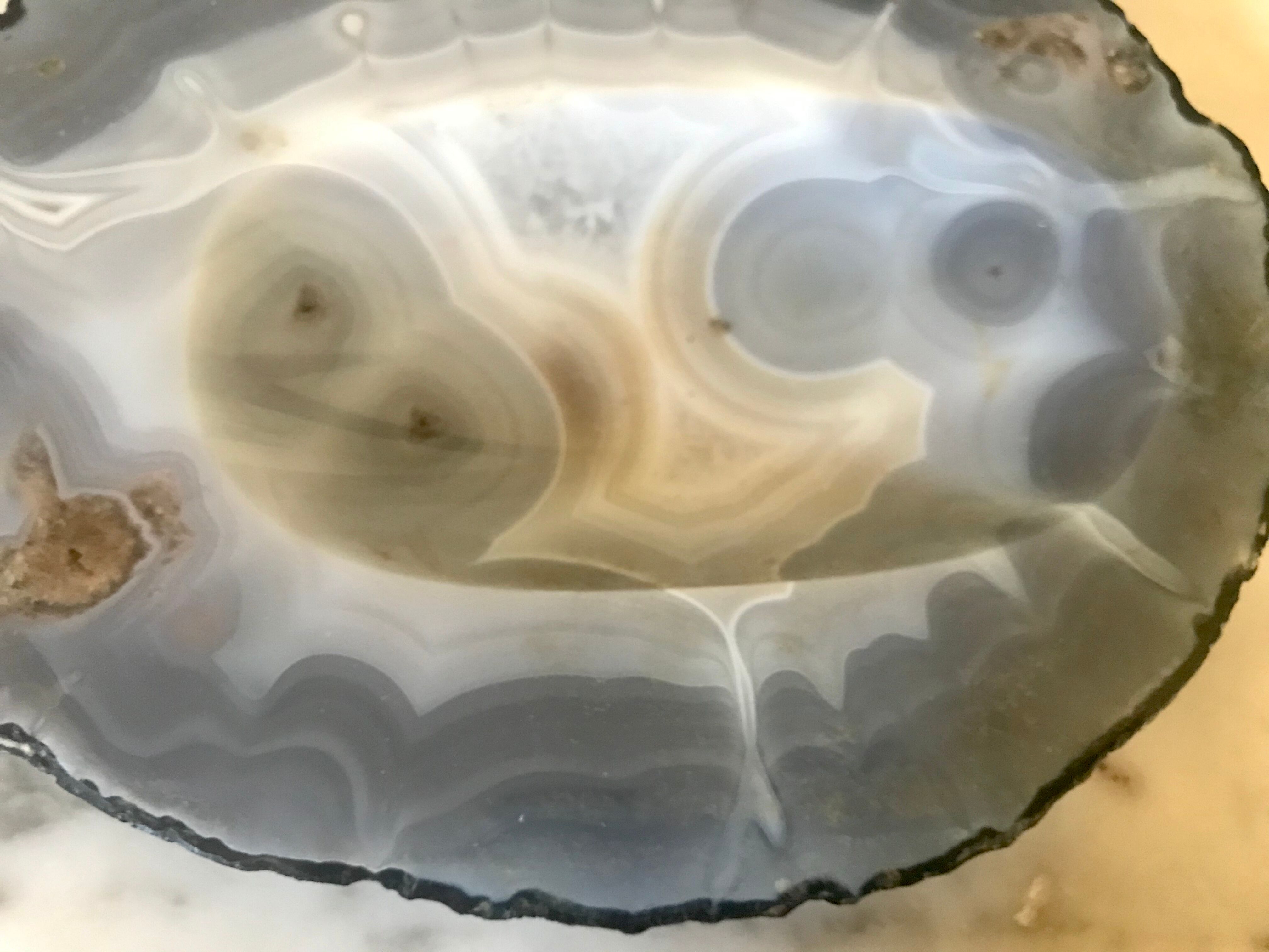 Empty pockets in agate