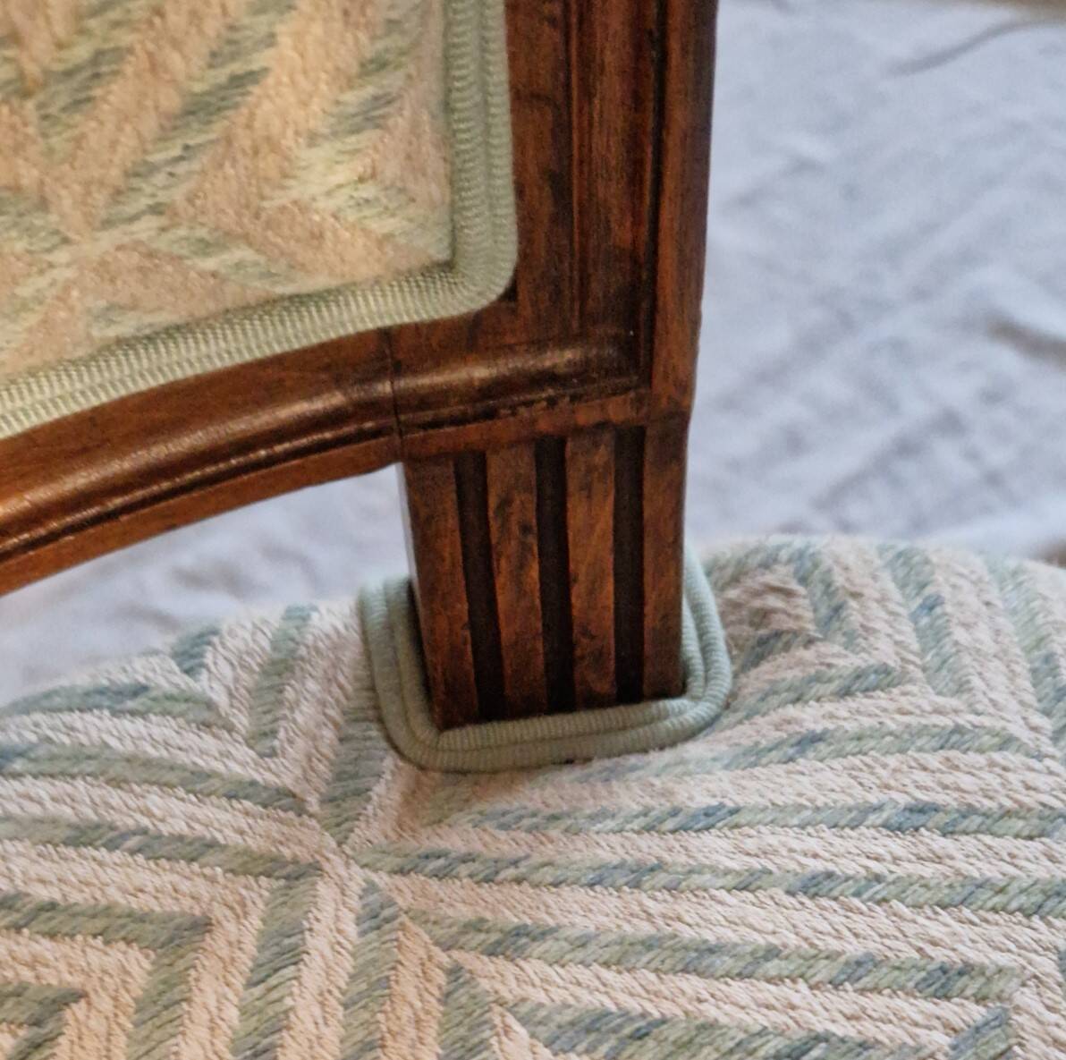 Ancien fauteuil en noyer style Louis XVI – Vert d'eau & crème – Fin XIXe