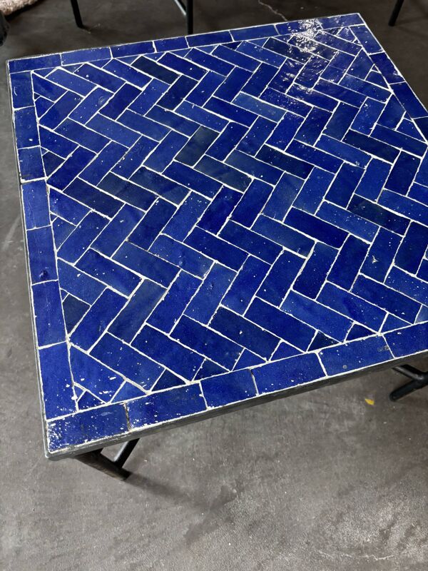 Table basse artisanale carrée en zellige bleu Majorelle
