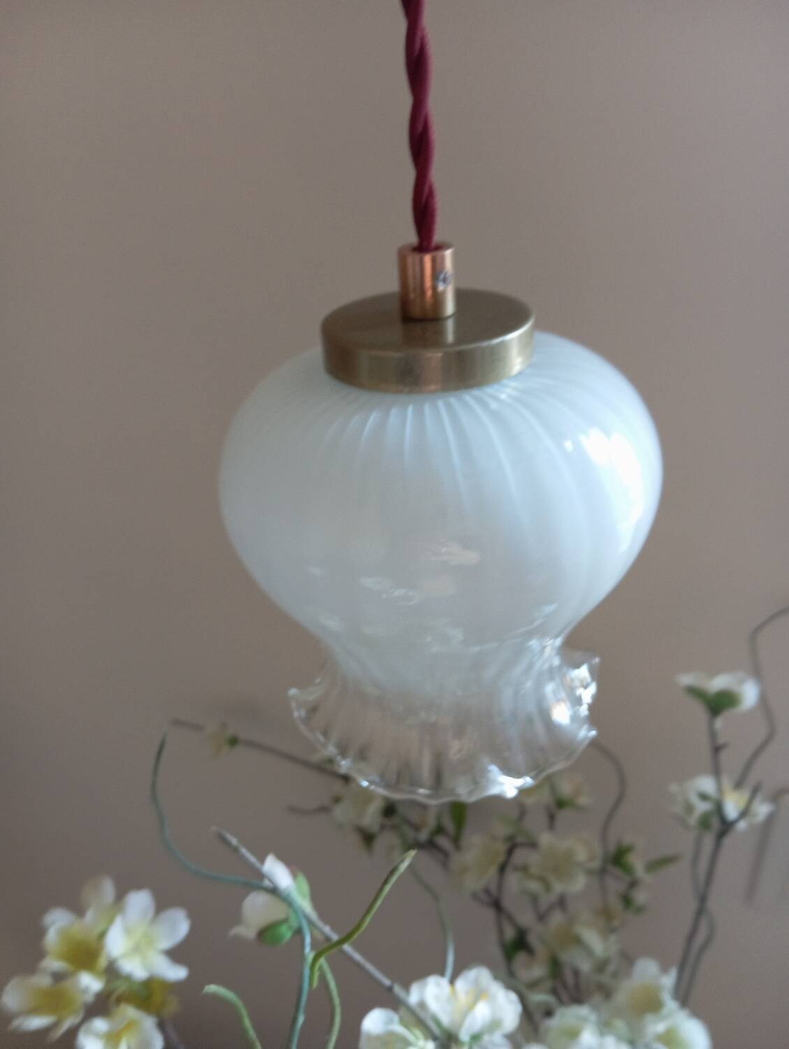 Opaline tulip mood lamp with white ruffles