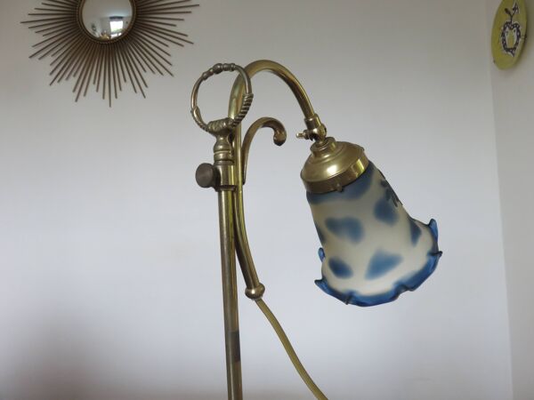 Lampe de style art nouveau, verrerie de Vianne et laiton