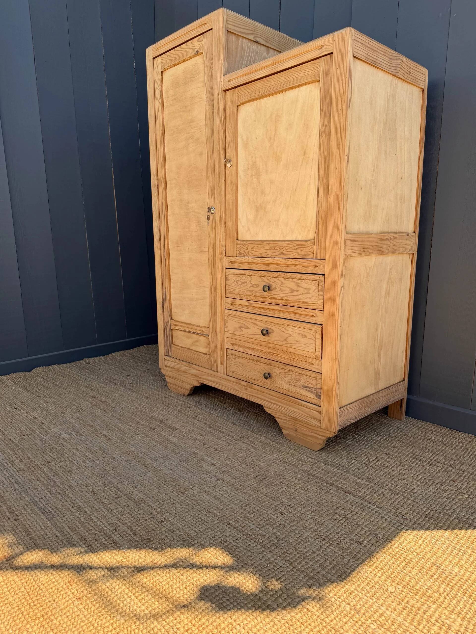 Armoire asymétrique