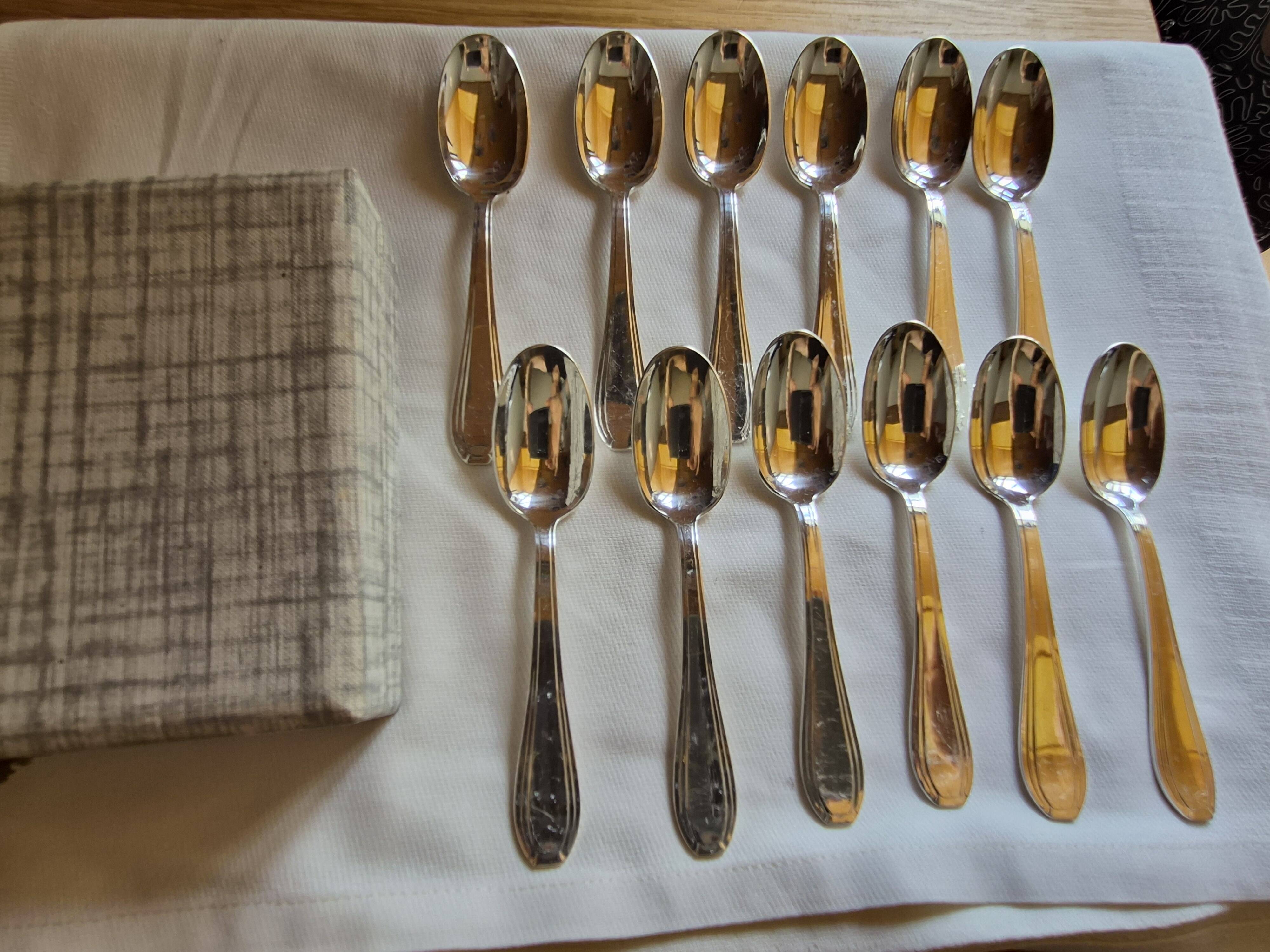12 silver-plated metal teaspoons with a hallmark of 18.