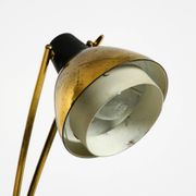 Rare grande lampe de table en laiton de style Mid-Century Modern avec une belle patine.