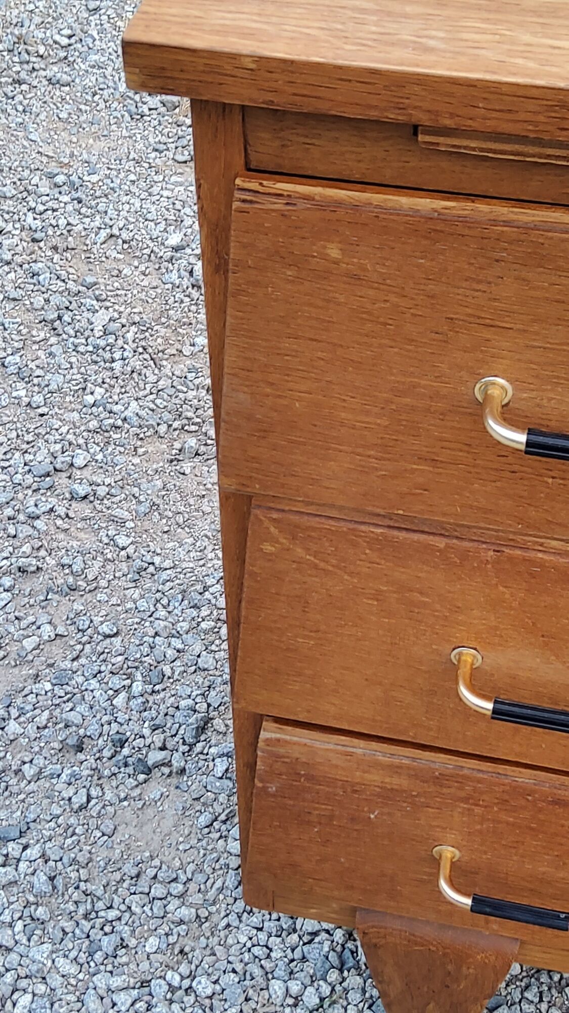 Vintage chest of drawers in golden oak from the 50s with 3 drawers and spindle-legged shelf