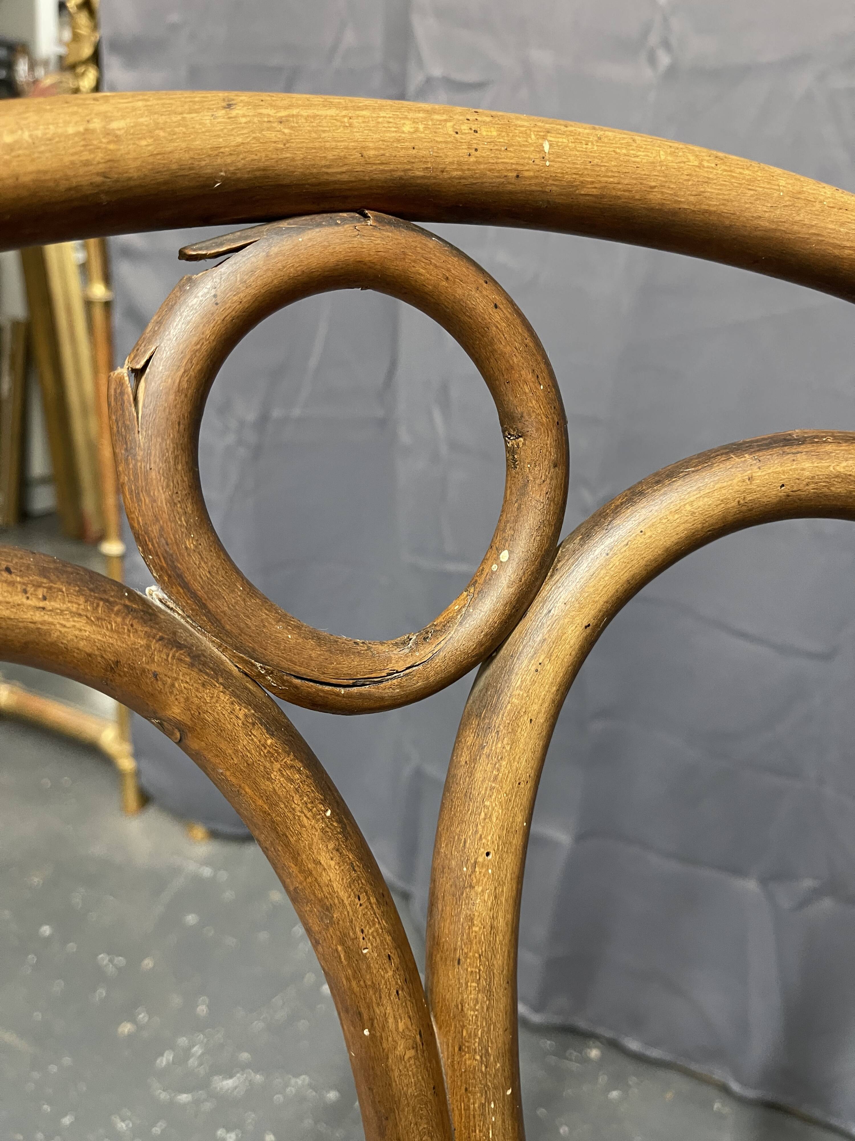 Paire de chaises Thonet n 19 estampillées thonet