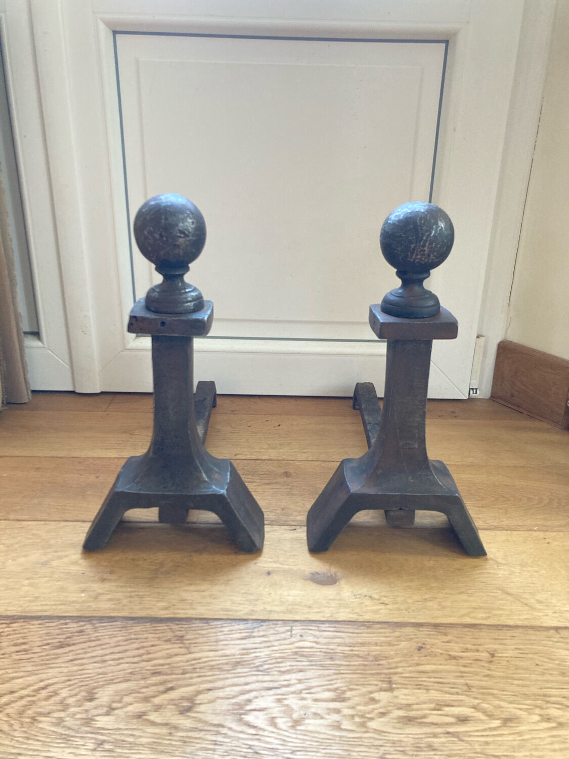 Pair of massive antique-style fire dogs in solid iron from the 20th century.