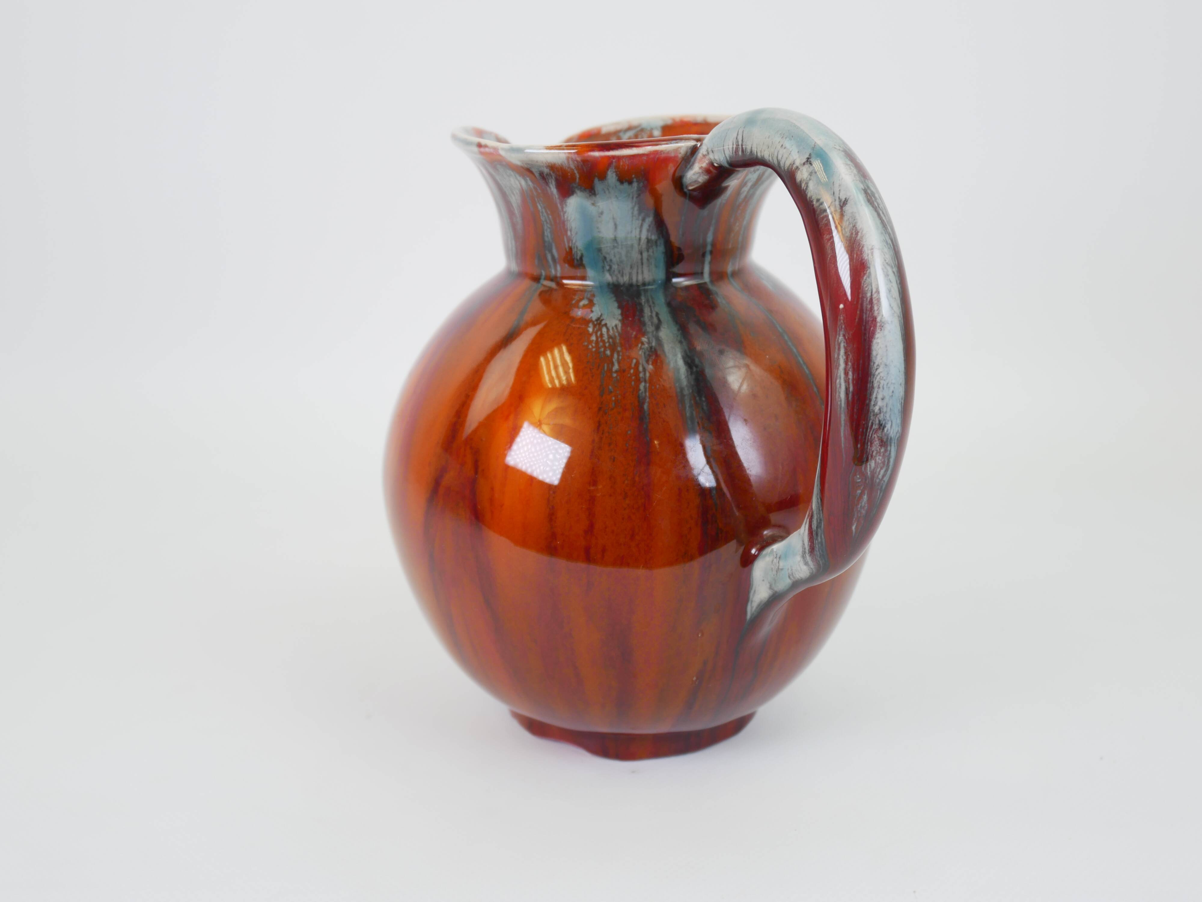 Pichet en céramique émaillée rouge et bleu signé Delène